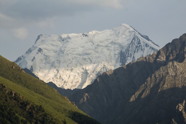 After Rescuer Dies, Efforts to Reach Stuck Climber Halt
