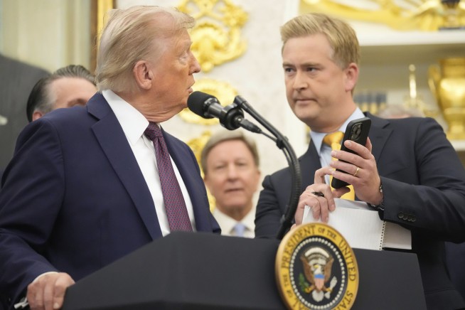 Trump, WH Stories Differ on Items Tossed Out Window