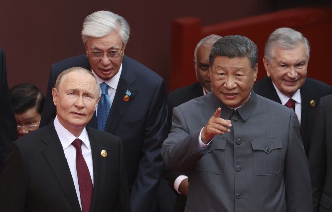 Putin, Xi Caught Chatting About Living to 150