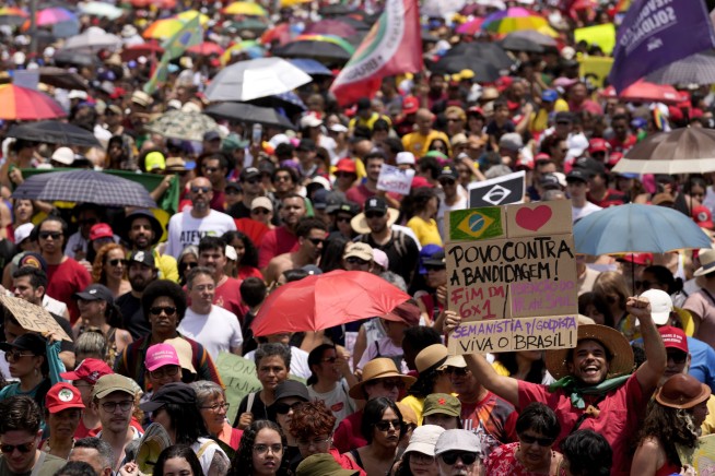 Brazilians Rally Against Pardoning Bolsonaro