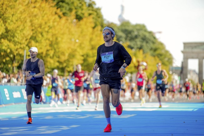 Marathoner 'Sted Sarandos' Turns Out to Be Harry Styles
