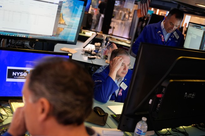 Gold, Silver Surge as Stocks Resume Climbing