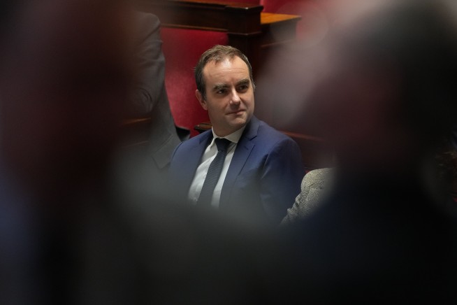 Embattled French PM Lecornu Survives No-Confidence Vote