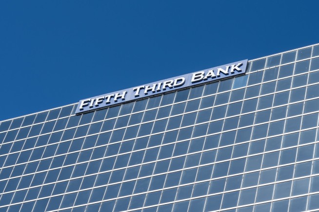 Banks Bounce Back as Indexes End the Week Up