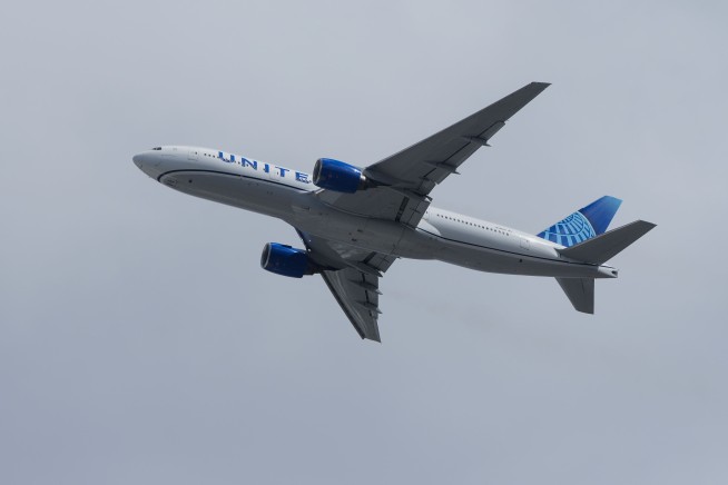 Plane's Windshield Partially Shatters Mid-Air