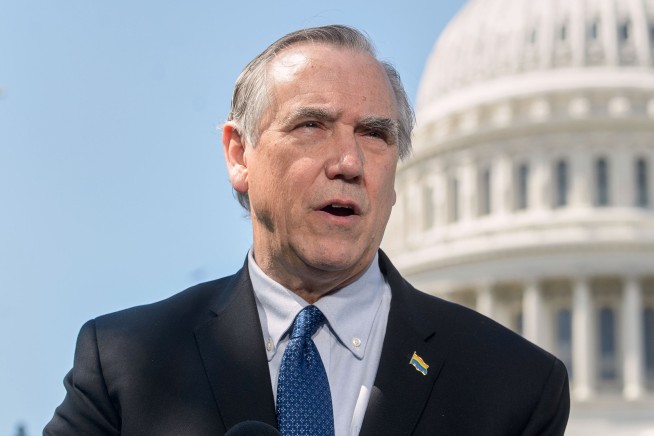 Senator Started Talking at 6:21pm, Hasn't Stopped
