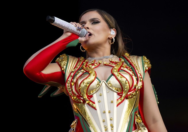 Nelly Furtado Steps Away From Stage