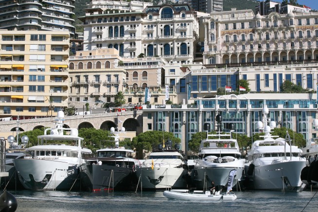 Gen Z Swaps Cubicles for Gigs With Billionaires