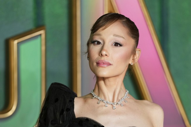 Man Rushes Ariana Grande on Red Carpet