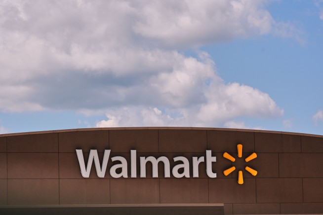 Walmart Sees Strong Sales as Shoppers Chase Deals