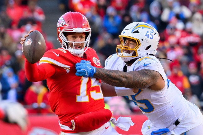 Mahomes Tears ACL as Chiefs Miss Playoffs
