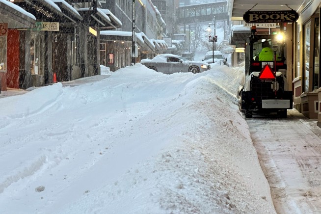 Record Alaska Snow Buries Juneau, Sinks Boats