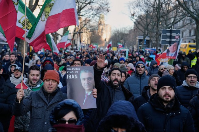 Despite Threats, Iranian Protesters Turn Out, Praise Deposed Monarchy