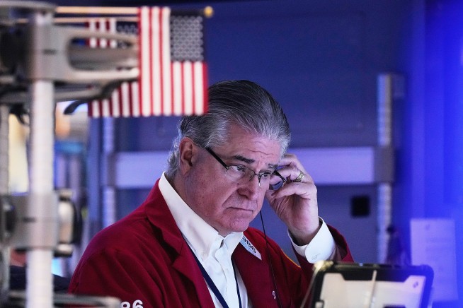 Stocks Climb as Gold, Silver Slump