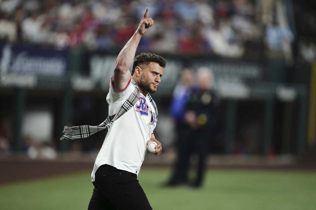 Anti-ICE Chant Halts Wrestlers, AEW Match