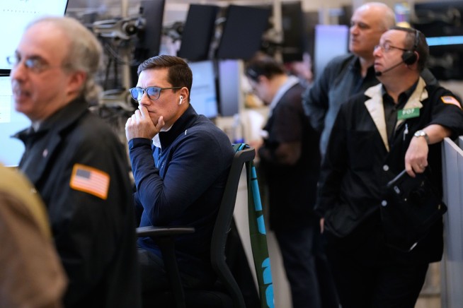 Dow Drops 1K as Stocks Sell Off on War Worries