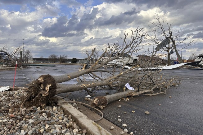 Tornadoes Kill at Least 6 in Michigan, Oklahoma