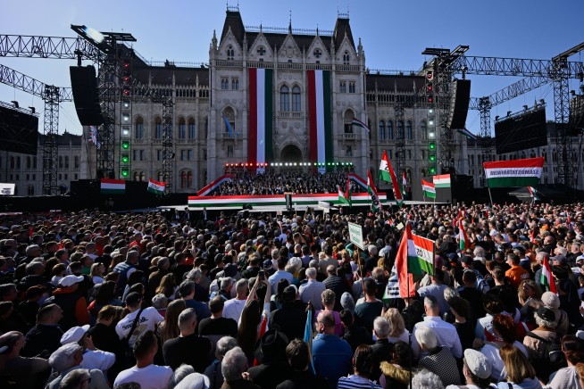 Supporters of Orban, Rival Fill Streets of Budapest