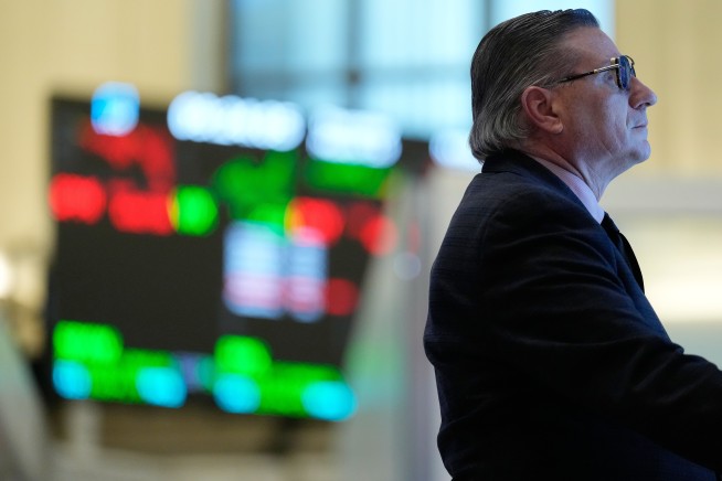 Stocks Pare Losses as Oil Prices Recede
