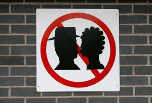 Smooching Gets Kiss-Off in London Rail Station Ban