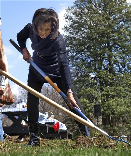 Michelle Digs Into White House Garden