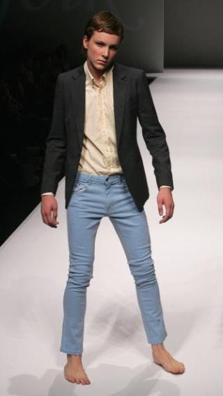 Skinny Jeans Craze Puts the Squeeze on Guys