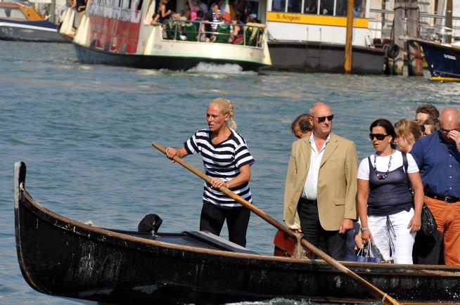 Venice's First Lady Gondolier Makes a Splash