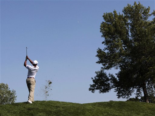 Woods Retakes Control at PGA