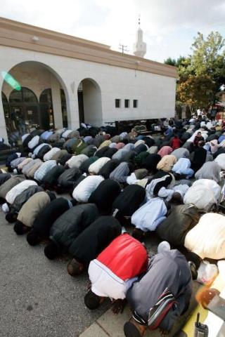 Overflowing Mosques Lead Muslims to Synagogue