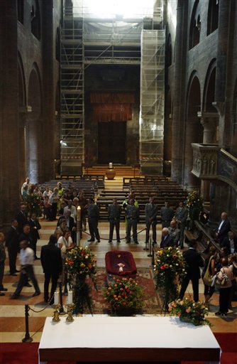 Thousands Pay Respects to Pavarotti