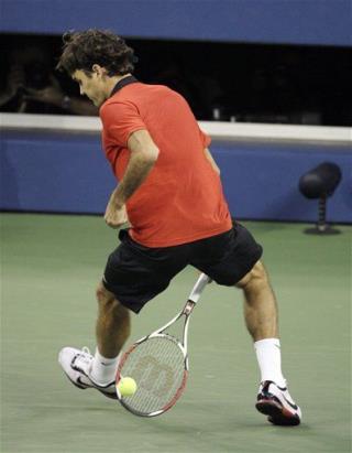 Federer Sweeps Djokovic, Goes to Final