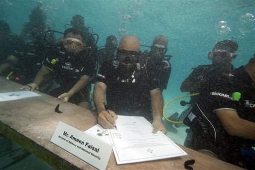 Maldives Leaders Meet Underwater on Climate
