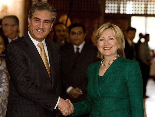Clinton Backs Pakistan as Bomb Toll Hits 90
