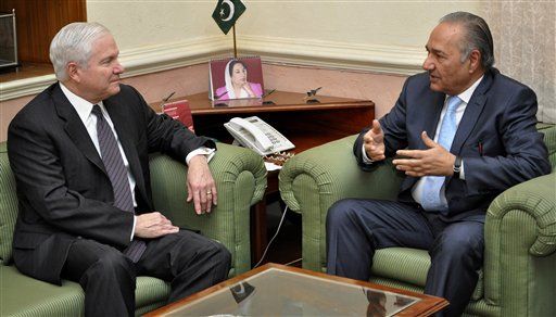 Gates Visits Pakistan, Urges Terror Crackdown