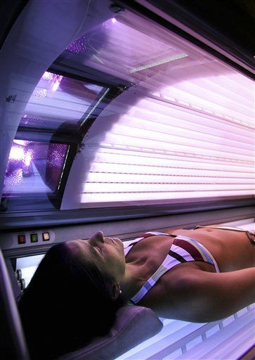 Tanning Addicts Love Booze and Pot, Too