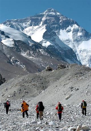 Sherpas to Remove Bodies From Everest