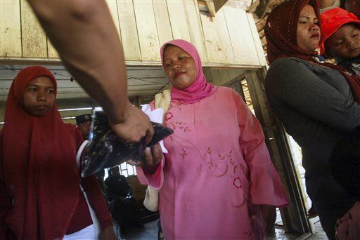 Indonesia Cops Hunt Down Women in Jeans