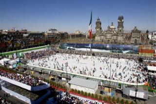 Mexicans Chill on Free Rink