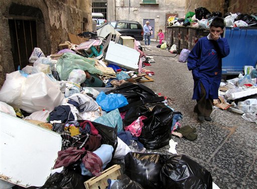 Naples Reeks as Garbage Dumps, Landfills Close