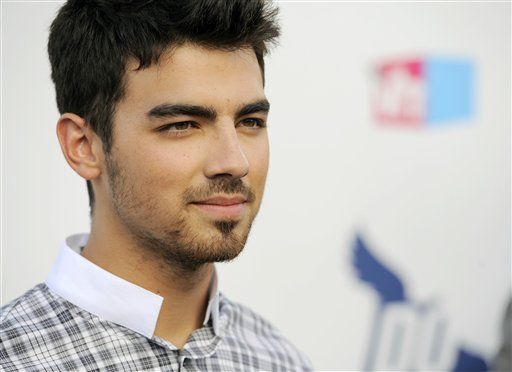 Joe Jonas Stopped at Airport Over Knives in Bag