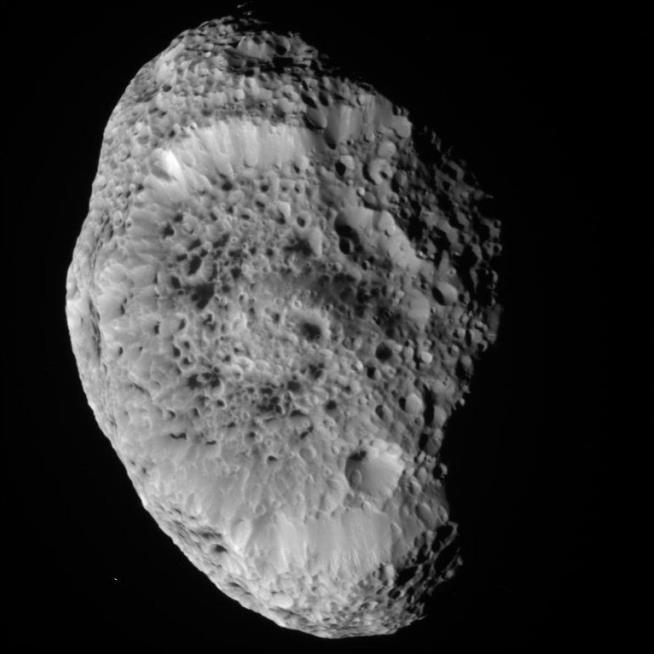 NASA's Cassini Probe Snaps Close-Up Image of Saturn's Moon Hyperion