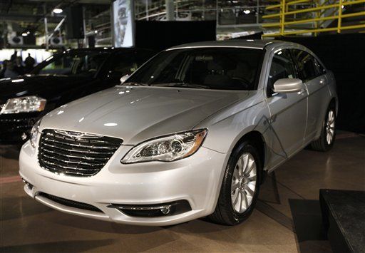 Chrysler 200 Review Softened by 'Detroit News,' Causing Auto Critic Scott Burgess to Resign