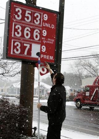 Consumer Spending Up on Gas Prices, Inflation; Personal Income Up