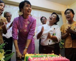 Aung San Suu Kyi Celebrates 66th Birthday, Gives Clandestine Interview