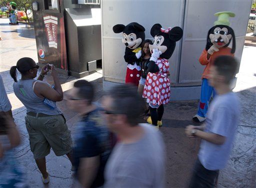 Street Performers Las Vegas: Celebrity Impersonators Fight for Tourism Tips