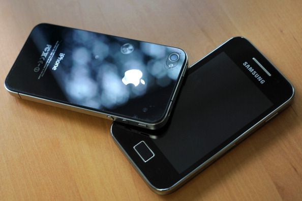 Samsung Sues Apple to Block iPhone 4S Sales