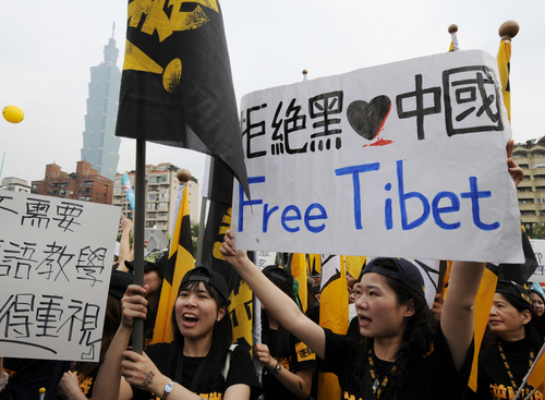 Scholars Urge China to Meet With Dalai Lama