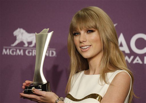 Taylor Swift Grabs Top ACM Award —Again