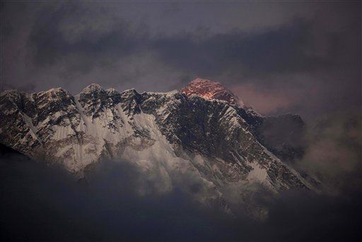 First Death of Year Strikes Everest