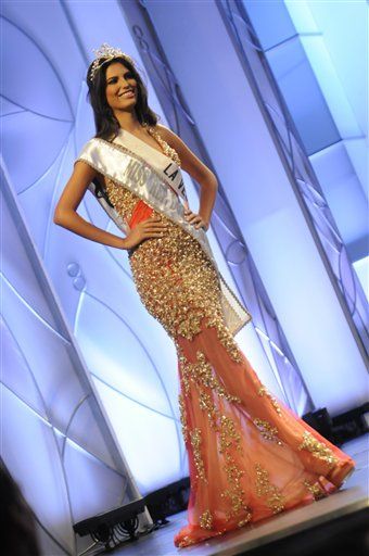 Miss Dominican Republic Mrs. Out on Title